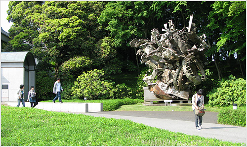 川村記念美術館に足を踏み入れるまずはフランク･ステラの彫刻がお出迎え